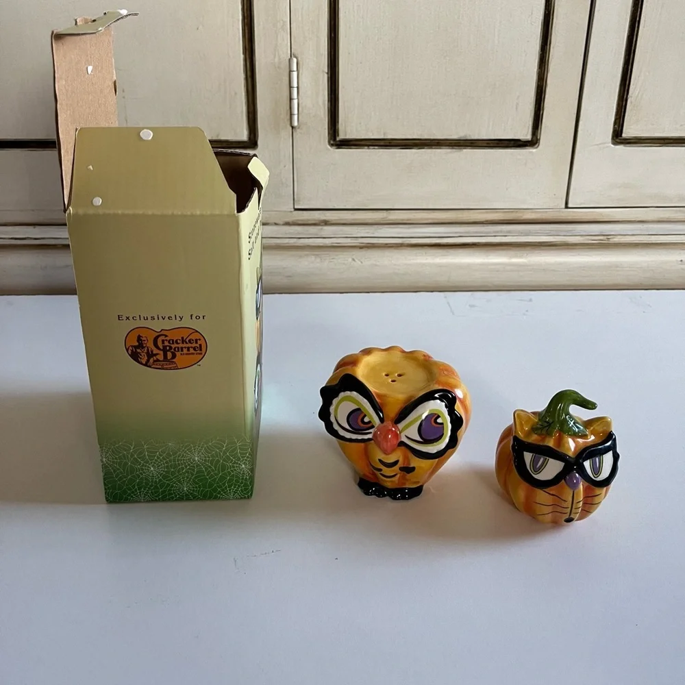 NIB Cracker Barrel Fall Halloween Salt & Pepper Cat & Owl Pumpkin, Stackable